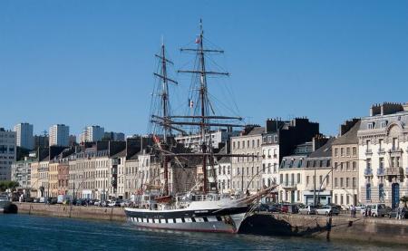 Cherbourg, bateau devant des habitations du front de mer