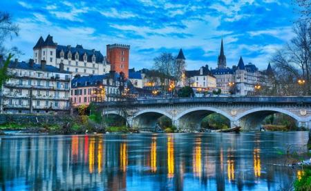 Vue de la ville de Pau depuis le cours d'eau la Gave de Pau