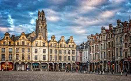 Vue de la grande place d'Arras avec le Beffroi en arrière plan