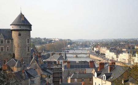 Vue en hauteur de la ville de Laval