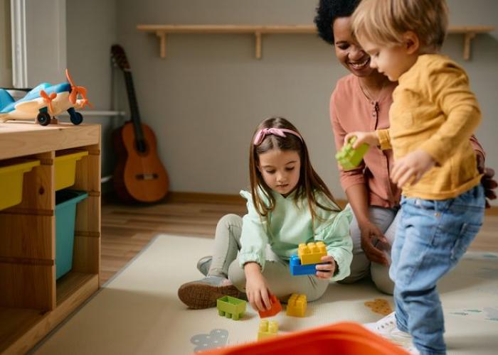 Nounou jouant avec deux enfants