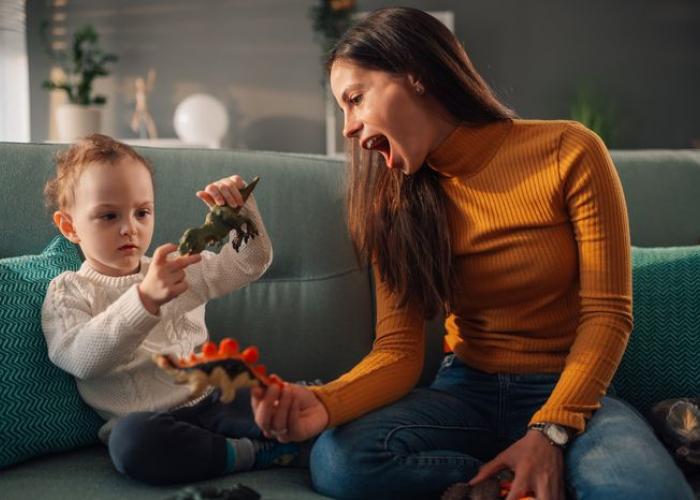 Nounou jouant avec un enfant
