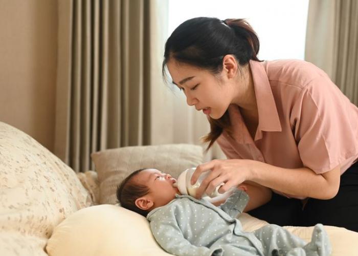 Maman donnant le biberon à son enfant