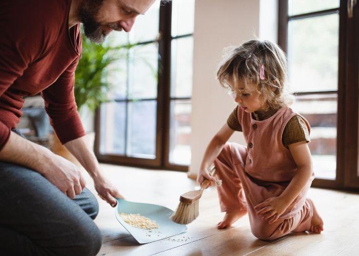 Enfant impliqué dans les tâches ménagères qui aide son père Enfant impliqué dans les tâches ménagères qui aide son père