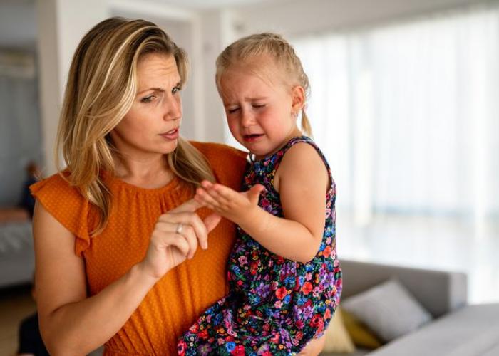 Maman montre à sa fille que taper n'est pas bien