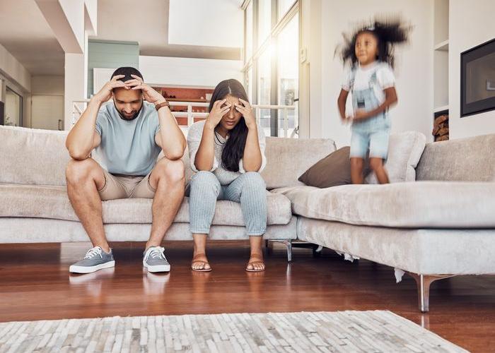 Petite fille provoquant ces parents fatigués
