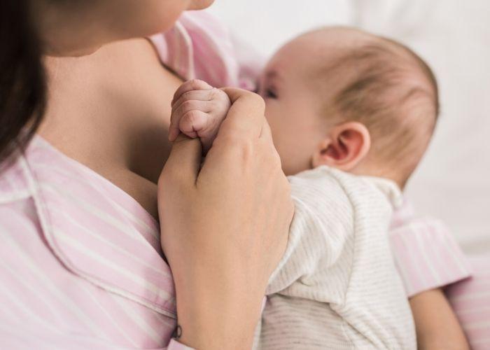 Maman qui allaite un bébé Maman qui allaite un bébé