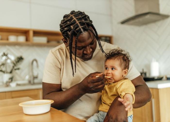 Papa donnant à manger à son enfant avec une cuillère