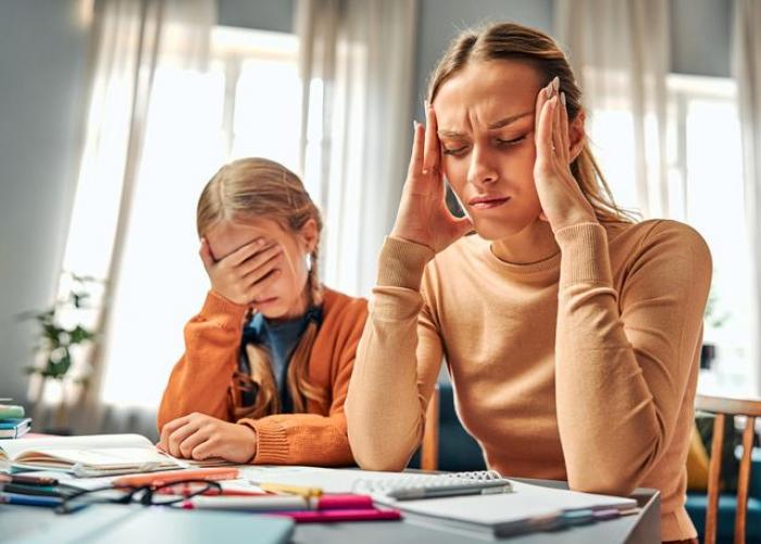 Maman perdant patience avec sa fille, ce qui la rend triste