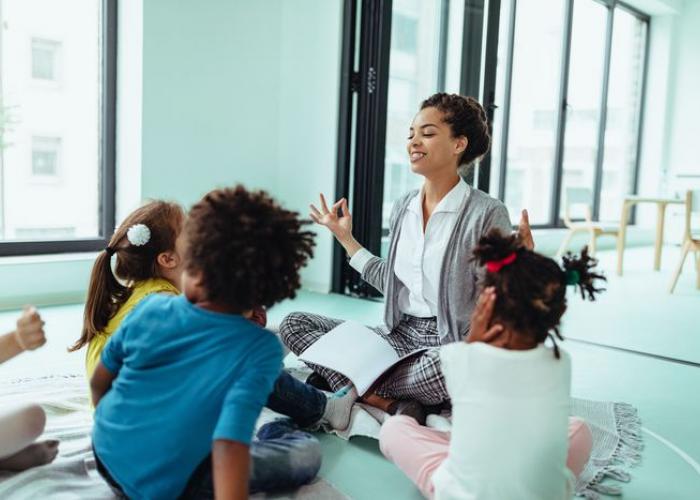 Nounou fait la lecture à des enfants