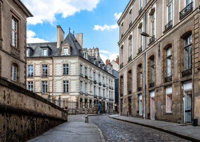 Vue d'une rue du centre ville de Rennes, en Bretagne