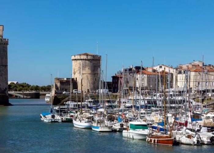 Photo de La Rochelle avec son port, ses tours et ses bateaux