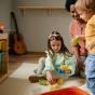 Nounou jouant avec deux enfants