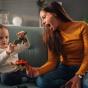 Nounou jouant avec un enfant