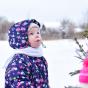 Enfant en hiver couvert car temps froid et enneigé