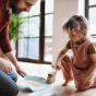 Enfant impliqué dans les tâches ménagères qui aide son père