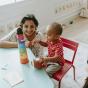 Assistante maternelle jouant avec un enfant dans une crèche