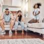 Petite fille provoquant ces parents fatigués