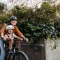 Enfant casqué faisant du vélo avec sa maman, sur un porte enfant en position avant