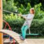 Jeune fille au parc de jeux qui s'amuse en toute sécurité