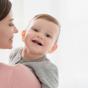 Nounou avec un enfant souriant dans les bras