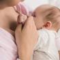 Maman qui allaite un bébé