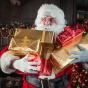 Père Noël avec des cadeaux dans les bras