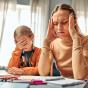 Maman perdant patience avec sa fille, ce qui la rend triste