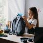 Fillette prépare son sac avant la rentrée des classes