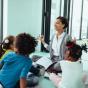 Nounou fait la lecture à des enfants