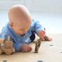 Bébé qui joue avec des jouets en bois et apprend la motricité