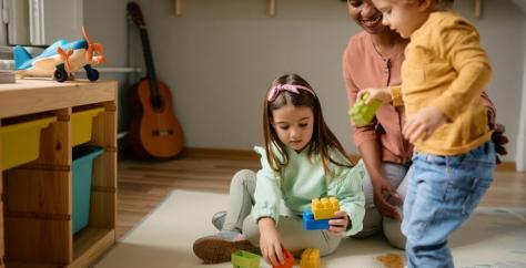 Nounou jouant avec deux enfants