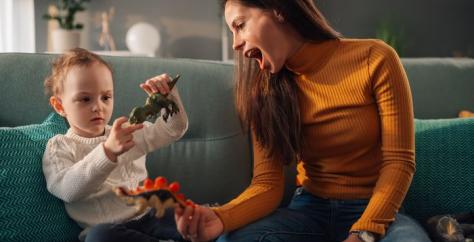 Nounou jouant avec un enfant