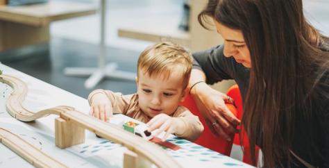 Nounou jouant aux voitures avec un petit garçon