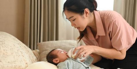 Maman donnant le biberon à son enfant