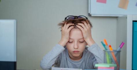 Enfant qui se plaint beaucoup