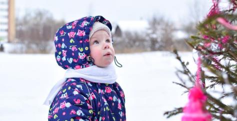 Enfant en hiver couvert car temps froid et enneigé