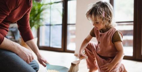 Enfant impliqué dans les tâches ménagères qui aide son père