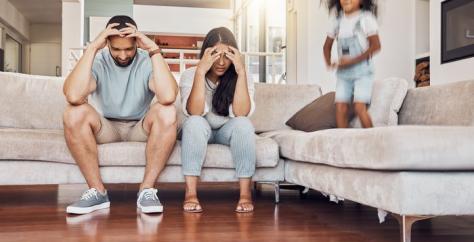 Petite fille provoquant ces parents fatigués