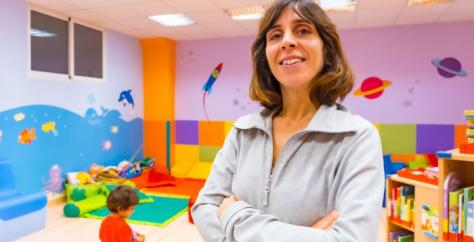 Auxiliaire de crèche posant pour Kangourou Kids