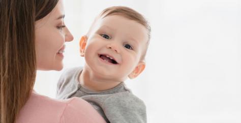 Nounou avec un enfant souriant dans les bras