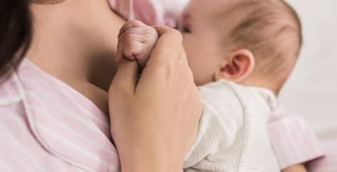 Maman qui allaite un bébé