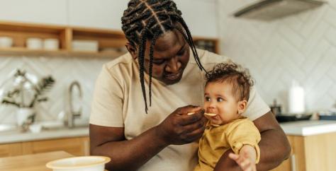 Papa donnant à manger à son enfant avec une cuillère