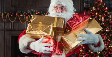 Père Noël avec des cadeaux dans les bras