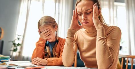 Maman perdant patience avec sa fille, ce qui la rend triste