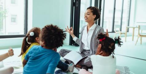 Nounou fait la lecture à des enfants