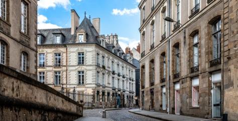 Vue d'une rue du centre ville de Rennes, en Bretagne