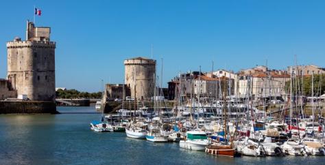 Photo de La Rochelle avec son port, ses tours et ses bateaux