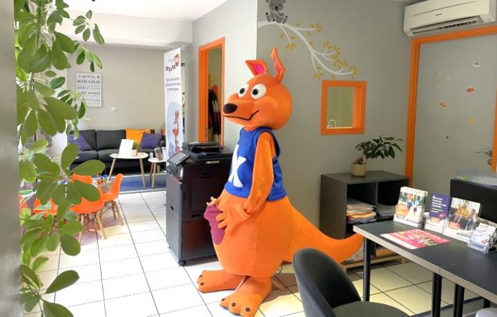 Mascotte Kangourou Kids dans les locaux de l'agence de Chambéry
