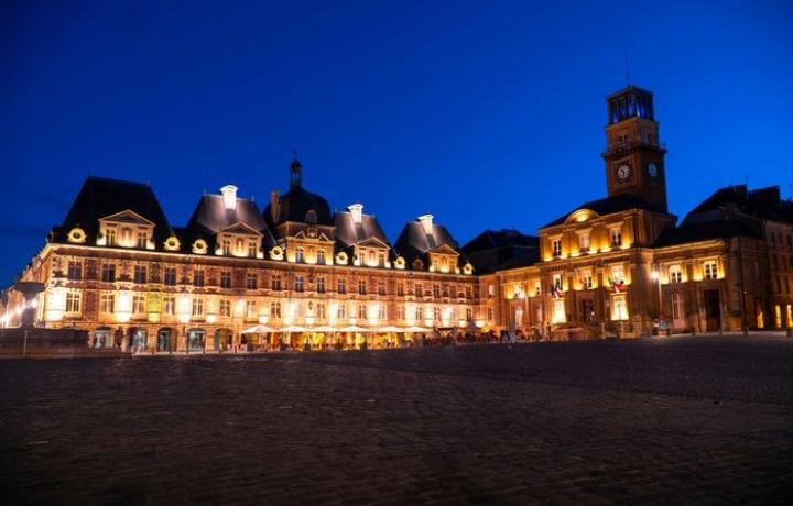 la place de Charleville-Mézières vue de nuit